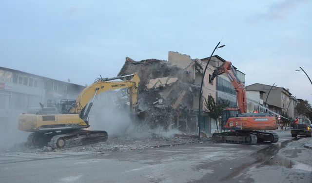 Afşin'de ağır hasarlı binaların yıkımı sürüyor