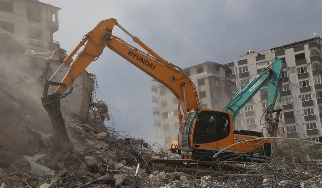 Ağır hasarlı 5 bina kontrollü yıkıldı
