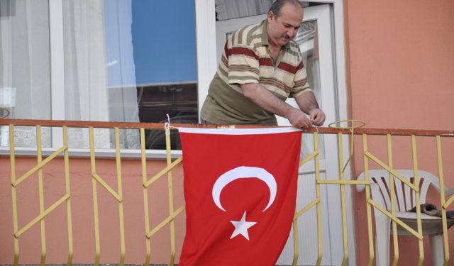 'Bayrak asan dayı' bu kez Cumhuriyet'in 100. yılı için balkona çıktı