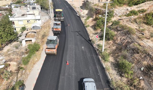 Büyükşehir, Büğlek Caddesi'nde Asfalt Çalışmalarını Sürdürüyor