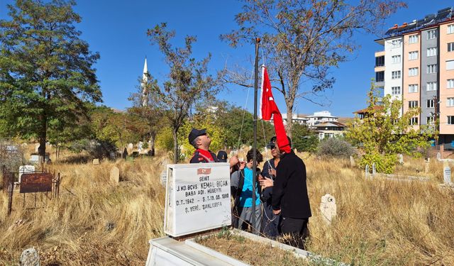 Şehit Mezarlarındaki Türk bayrakları Yenilendi