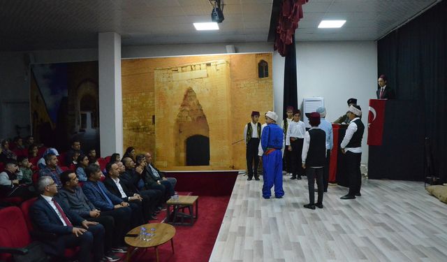 Afşin'de Öğrenciler Tiyatro Gösterisi Düzenledi