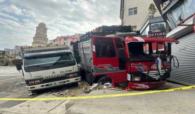 Freni patlayan kamyon önce kamyonete sonra dükkana çarptı