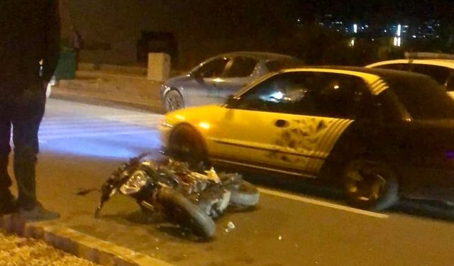 Refüje çarpan motosiklet sürücüsü hayatını kaybetti