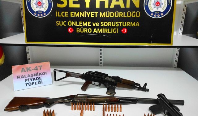 Adana'da evinde ruhsatsız tüfek ve tabanca bulunan zanlı tutuklandı