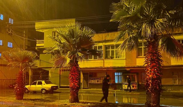Adana'da iki grup arasındaki kavgayı izleyen gence "Ne bakıyorsun" kurşunu