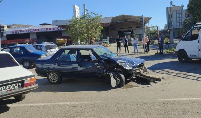 Adana'da trafik kazasında 2 kişi yaralandı
