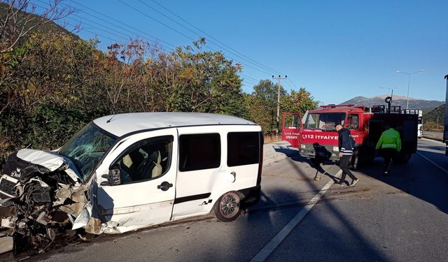 Burdur'da direğe çarpan otomobildeki iki kişi yaralandı
