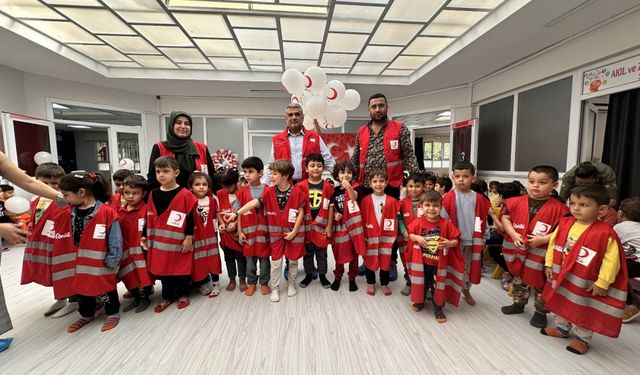 Türk Kızılay gönüllüleri Dörtyol'da öğrencilerle buluştu