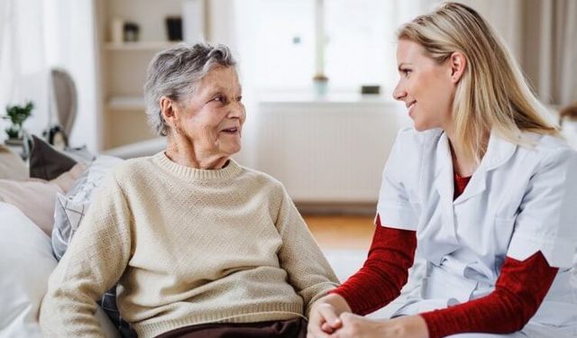 Alzheimer Hastasına Bakım Veren de Depresyona Giriyor