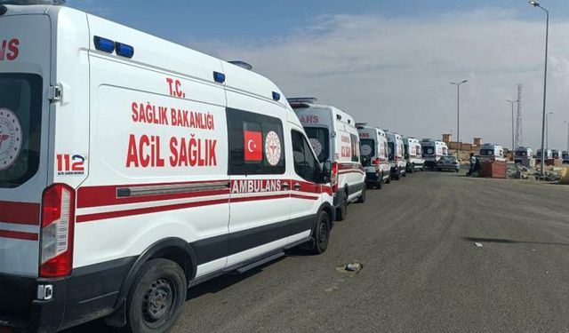 Gazze'ye yardım için gönderilen ambulanslar, Refah sınır kapısına hareket etti