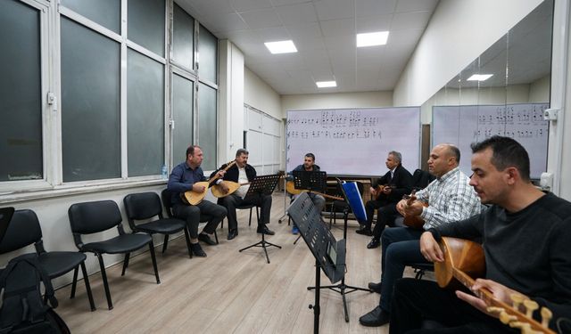 Bağlama Çalmayı KAMEK’te Öğreniyorlar