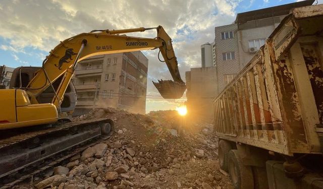 Deprem bölgesinde yıkılamayan binalarla ilgili "hızlı karar" süreci başlıyor