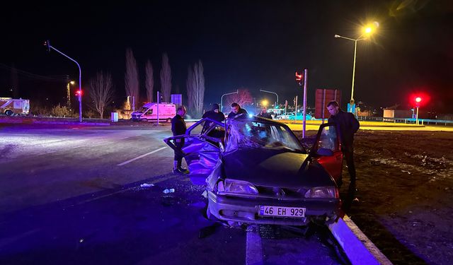 Ambulans ile otomobil çarpıştı: 9 yaralı