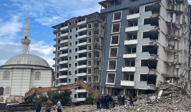 Hatay'da depremlerde ağır hasar alan 4 bina kontrollü yıkıldı