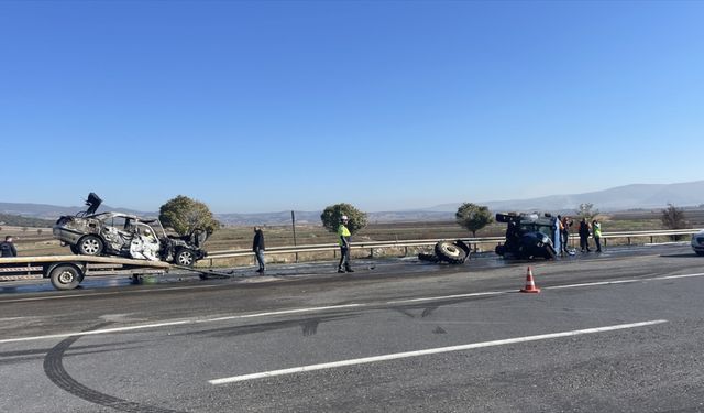 Kahramanmaraş'ta traktör ile otomobilin çarpıştığı kazada 3 kişi yaralandı
