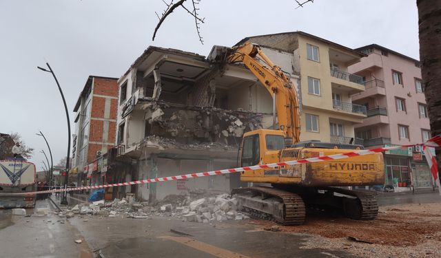 Afşin'de ağır hasarlı binaların yıkımı sürüyor