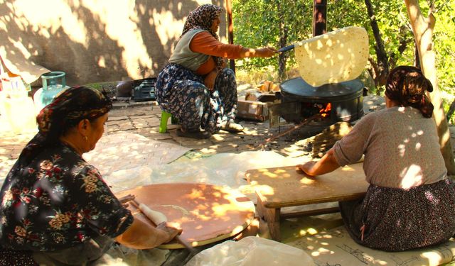 Kadınlar bir araya gelerek kış öncesi ekmek yapımına devam ediyor