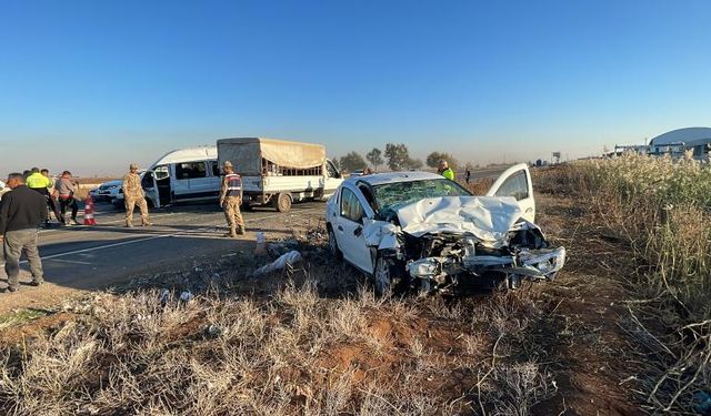 Şanlıurfa'da minibüsle otomobil çarpıştı: 12 yaralı