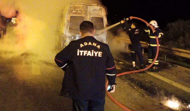 Adana'da minibüste çıkan yangın söndürüldü