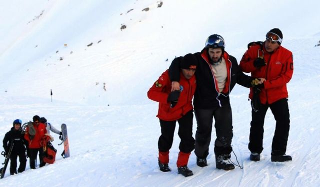 Isparta’daki kayak merkezinde kayalıkta mahsur kalan doktoru JAK kurtardı