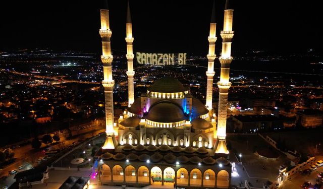 Abdülhamit Han Camii, Ramazan'da görenleri mest ediyor