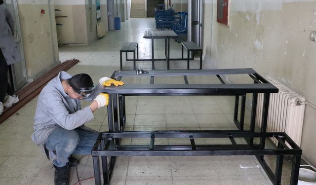 Kahramanmaraş'ta depremde zarar gören parklardaki bankları öğrenciler yenileyecek