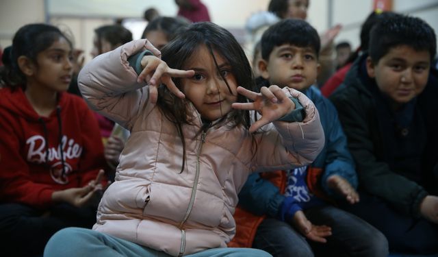 Kahramanmaraş’ta depremzede çocuklar için "Hacivat-Karagöz" oynatıldı
