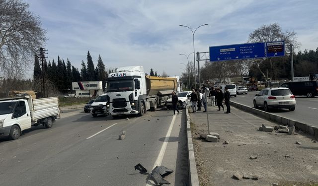 Kahramanmaraş'ta otomobil ile kamyonun çarpıştığı kazada 1 kişi yaralandı