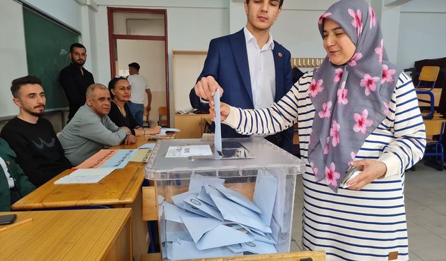 Türkiye'nin en genç belediye başkan adayı oyunu kullandı