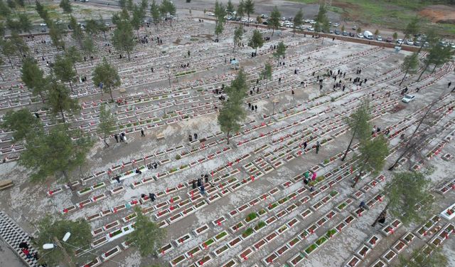 Deprem Şehitleri Mezarlığında Göz Yaşları Sel Oldu