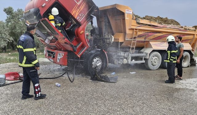 Hatay'da hafriyat yüklü kamyonda çıkan yangın söndürüldü