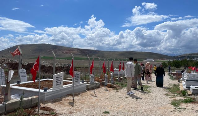 Afşin'de mezarlıklara bayram ziyareti
