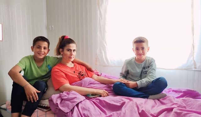 11 Yaşındaki İkiz Çocuklar Depremde Enkaz Altında Kalan Annesine Bakıyor