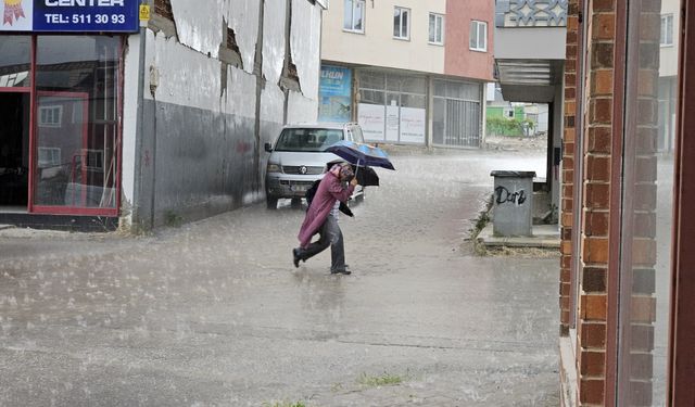 Afşin'de Sağanak Yağış Etkili Oldu