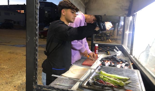 Afşin’de Gençler Köfte Ekmek Satışı Yaparak Harçlıklarını Çıkarıyorlar
