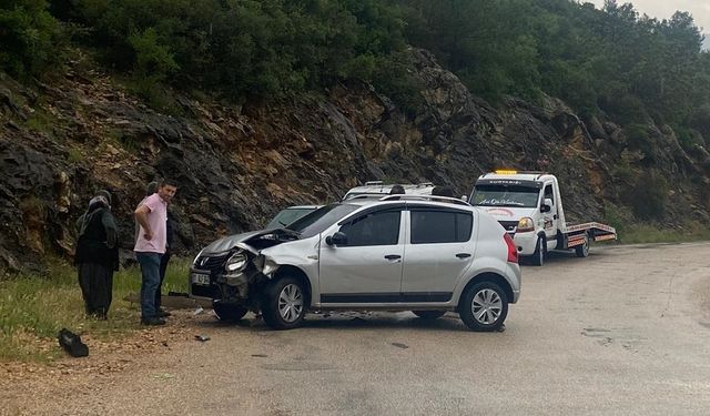 Adana'da 2 otomobilin çarpıştığı kazada 5 kişi yaralandı