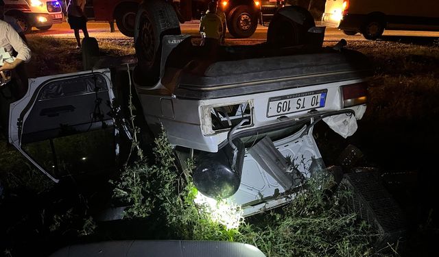 Adana'da devrilen otomobilde sıkışan sürücüyü itfaiye ekipleri kurtardı