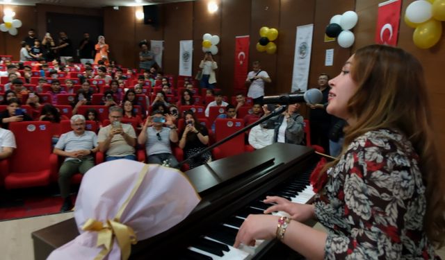 Azerbaycanlı piyanist Turan Manafzade, Mersin'de öğrencilerle buluştu