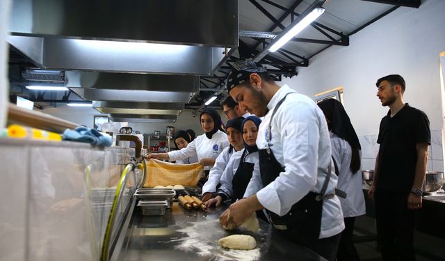 Depremde fakülte binası yıkılan öğrenciler dünya yemeklerini prefabrik mutfakta öğreniyor