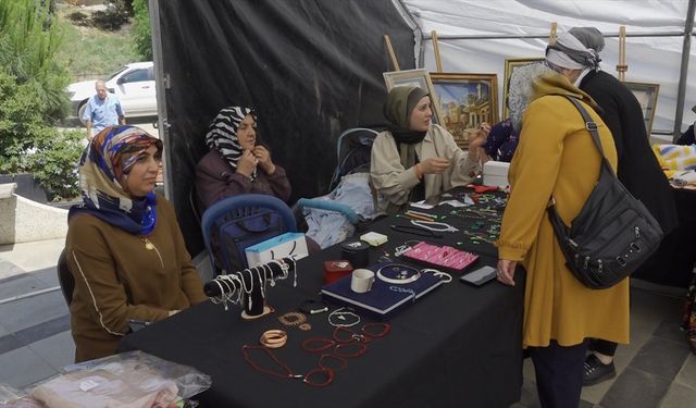 Kahramanmaraşlı afetzede kadınlar, kurslarda ürettikleri ürünlerin satışıyla aile bütçesine katkı sağlıyor