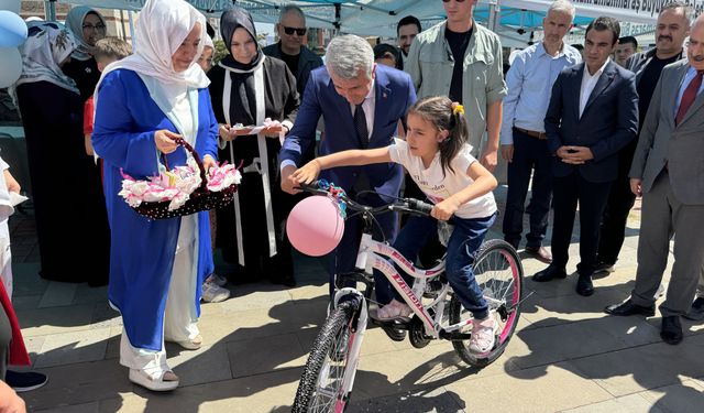 Kahramanmaraş'ta depremzede yetim çocuklara bisiklet dağıtıldı