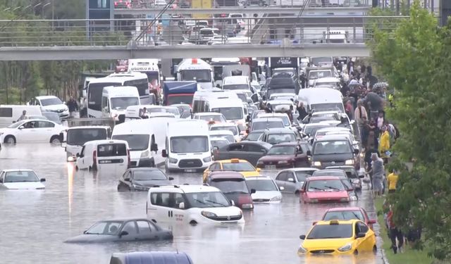 Ankara'da sağanak sele döndü: Metro seferleri durduruldu