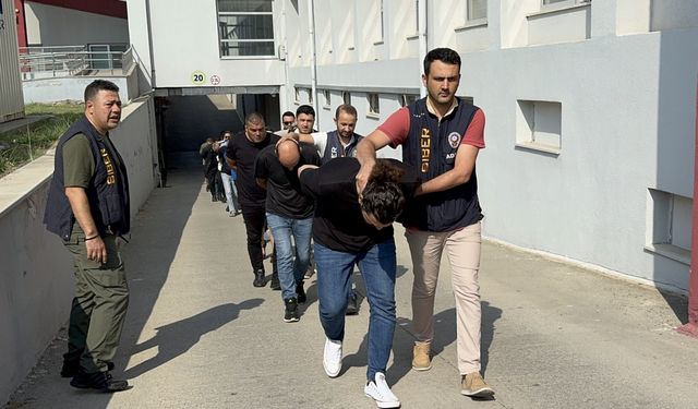 Adana merkezli yasa dışı bahis operasyonunda yakalanan 173 zanlı adliyede