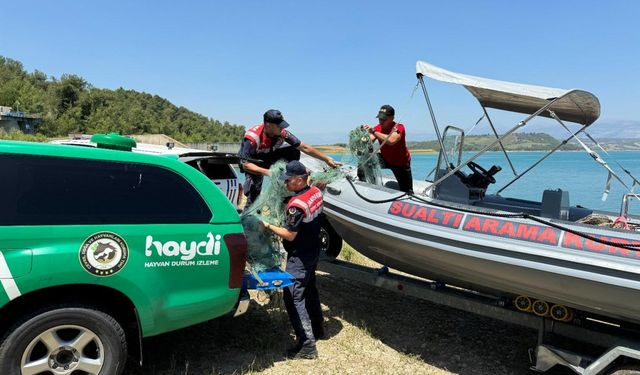 Adana'da baraj gölü havzası atıklardan arındırıldı