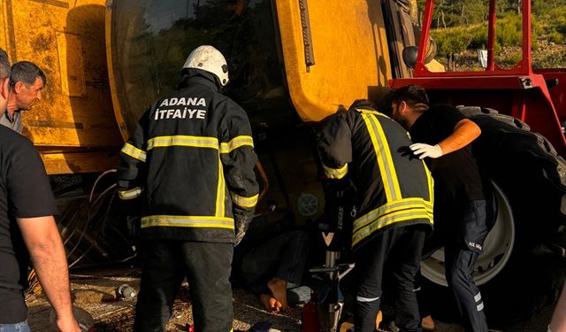 Adana'da devrilen biçerdöverin sürücüsü yaralandı