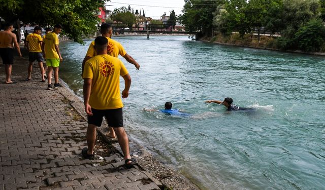 Adana'da "gönüllü cankurtaran"ların sulama kanalı nöbeti