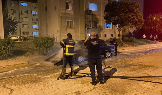 Adana'da seyir halindeyken alev alan otomobil kullanılamaz hale geldi