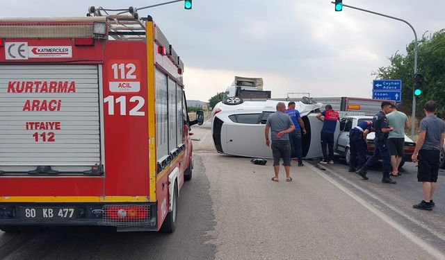 Adana'da trafik ışıklarına ve 2 araca çarpan otomobildeki 3 kişi yaralandı