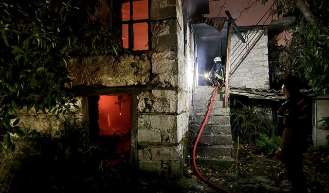 Alanya'da metruk binada çıkan yangın söndürüldü